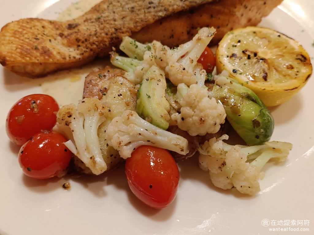 BELLINI Pasta Pasta 台北京站店 大同區美食 台北車站美食 水果披薩 BBQ比薩 手工義大利麵 義式料理 貝里尼 鮭魚旁邊的配菜有蕃茄奶油花椰菜和檸檬搭配一起吃 讓味道多了更多的城市感