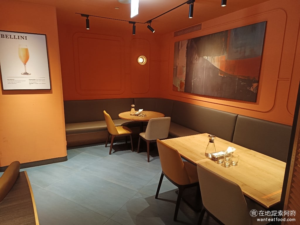BELLINI Pasta Pasta 台北京站店 大同區美食 台北車站美食 水果披薩 BBQ比薩 手工義大利麵 義式料理 貝里尼 店內的燈光比較昏暗用餐的環境非常有格調沙發椅非常寬敞坐起來都很舒適