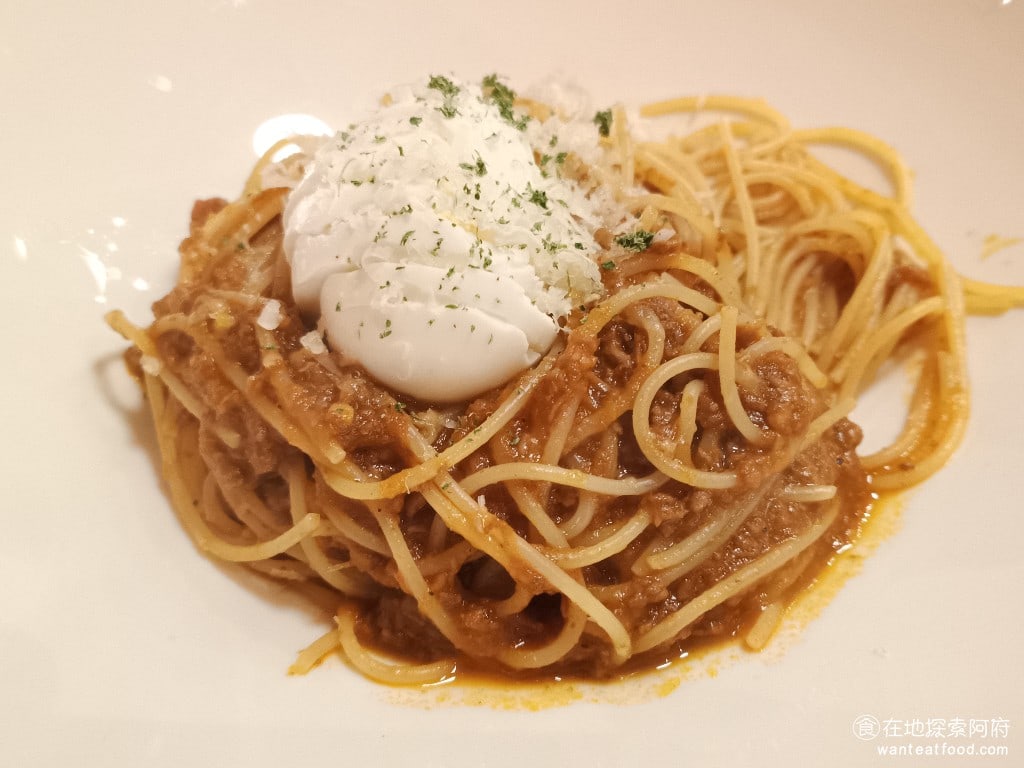BELLINI Pasta Pasta 台北京站店 大同區美食 台北車站美食 水果披薩 BBQ比薩 手工義大利麵 義式料理 貝里尼 溫泉蛋肉醬起司麵 味道還不錯肉醬的味道非常濃吃起來有一點偏鹹 溫泉蛋是半熟的也可以和店員說要做全熟 只是肉醬炒的有一點乾收枝的時候把汁滴的太乾淨了