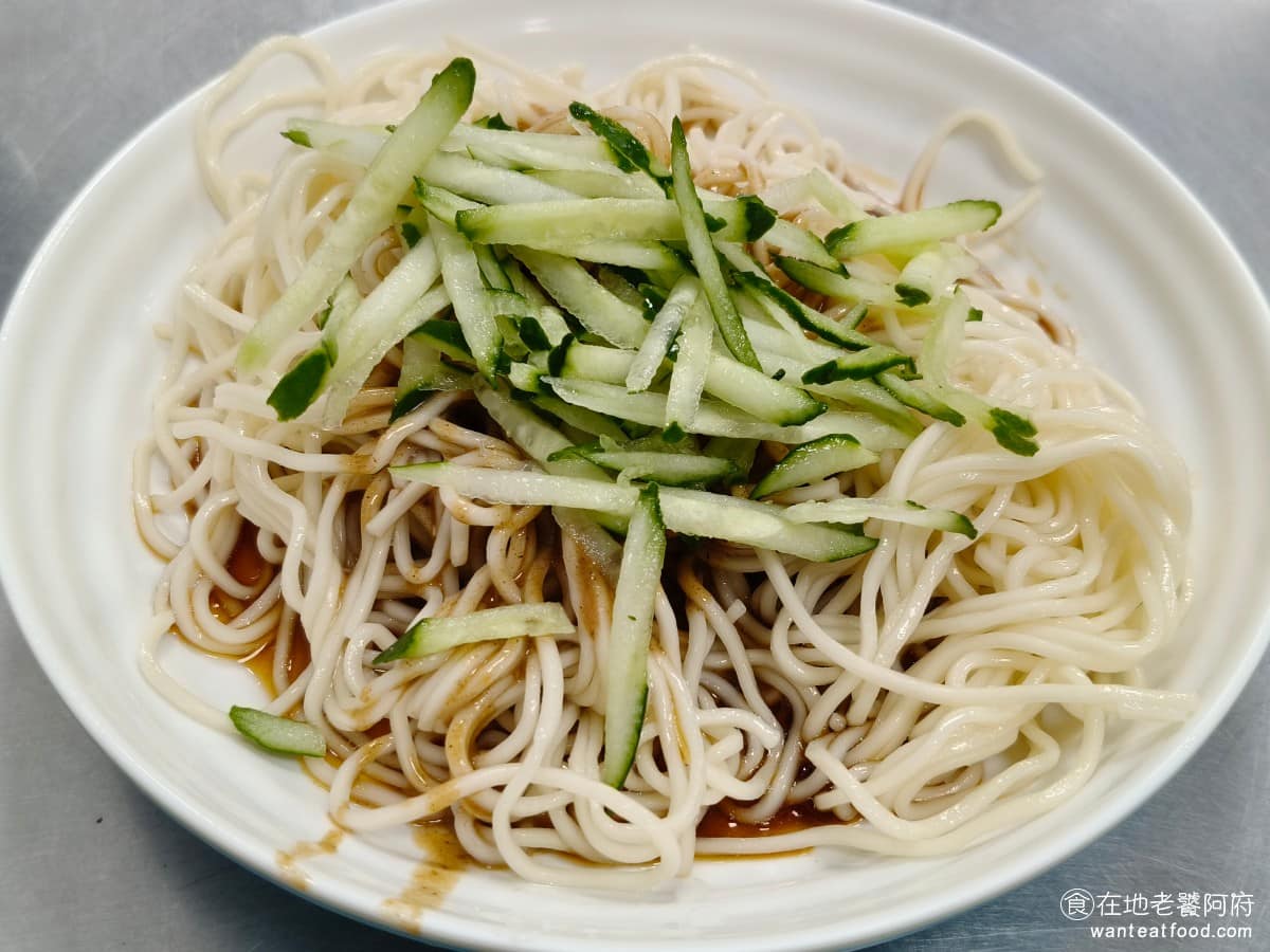 三姐涼麵 三姐涼麵菜單 三姐涼麵推薦 內湖區美食 內湖美食 麻醬涼麵小 麵體吃起來相當順口,最大的特色是麻醬不黏,醬汁能均勻包覆在麵條上,跟一般外面常見的濃麻醬不太一樣,從顏色就看得出差異,多了一點清爽感。 @在地老饕阿府