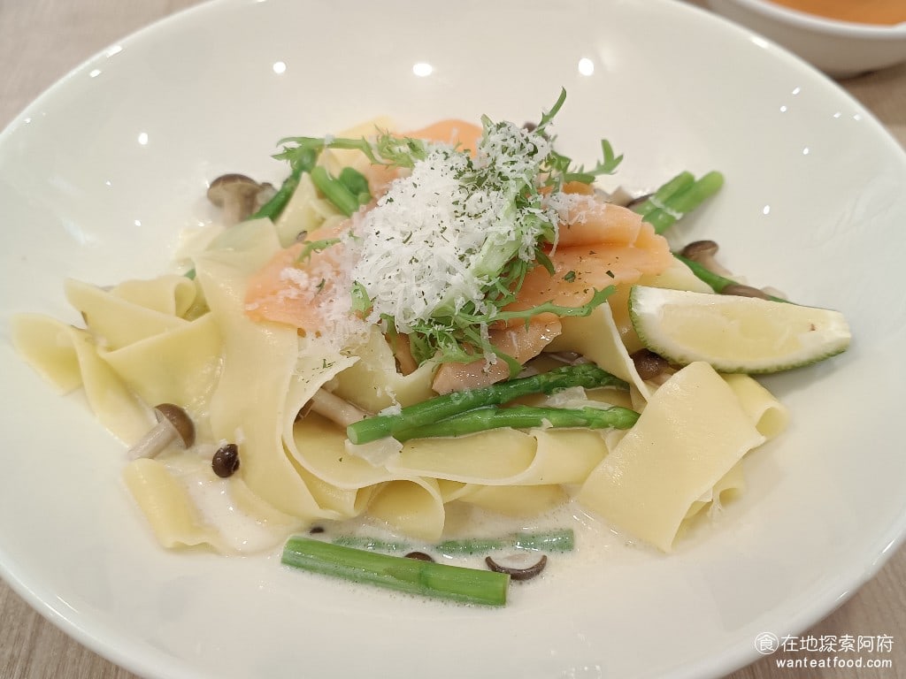 Woosa洋食パンケーキ 屋莎洋食鬆餅屋 台北松菸店 信義區美食 市政府美食 日式料理 奶油煙燻鮭魚蘆筍寬扁麵 這盤面的味道比想像中的還要淡但吃起來算是很好吃的有淡淡的奶油味加上煙燻鮭魚的味道如果喜歡口味清淡的人會覺得這一盤面非常好吃