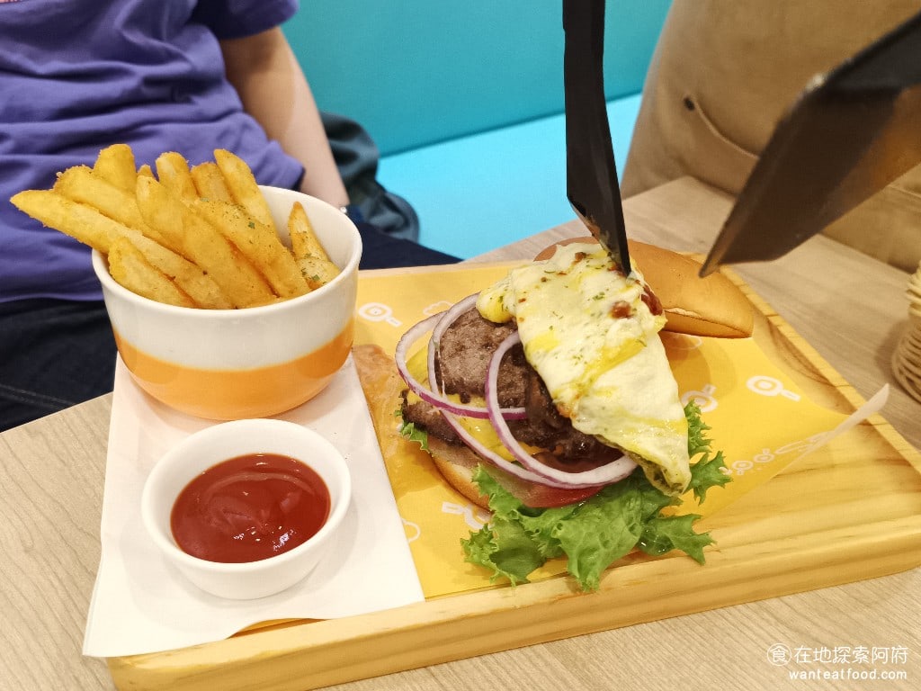 Woosa洋食パンケーキ 屋莎洋食鬆餅屋 台北松菸店 信義區美食 市政府美食 日式料理 因為屋莎並不是專門賣漢堡排的所以個人覺得他的和牛漢堡肉吃起來不算非常好吃而且肉質有一點偏硬漢堡皮煎的非常酥脆帶有奶油的香味薯條的部分水準還不錯