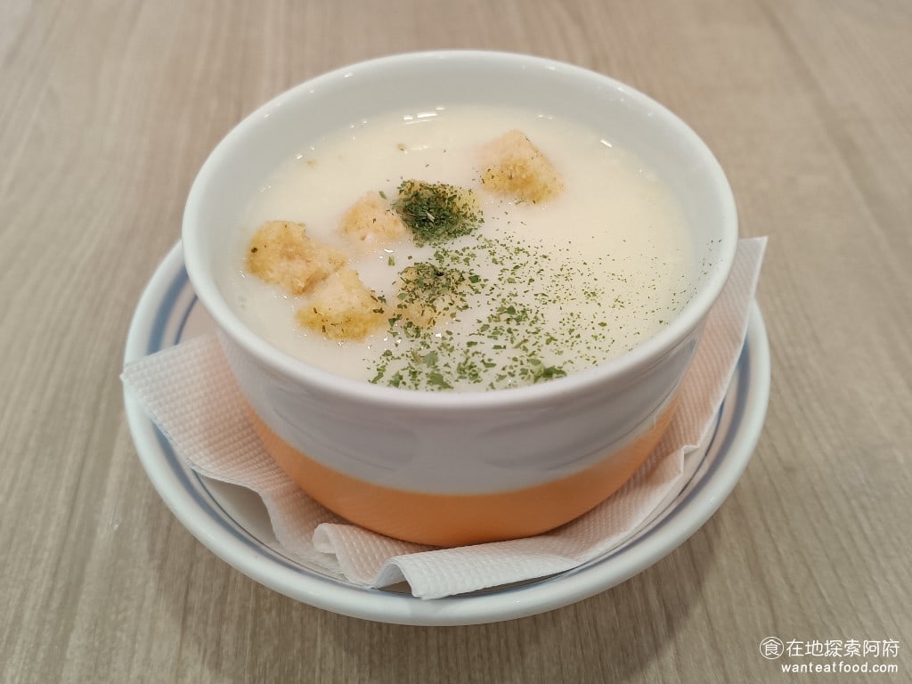 Woosa洋食パンケーキ 屋莎洋食鬆餅屋 台北松菸店 信義區美食 市政府美食 日式料理 B套餐附的玉米濃湯 玉米濃湯喝起來非常舒服奶油味很重上面灑了海苔粉和麵包塊 多了海苔的香味喝起來還不錯