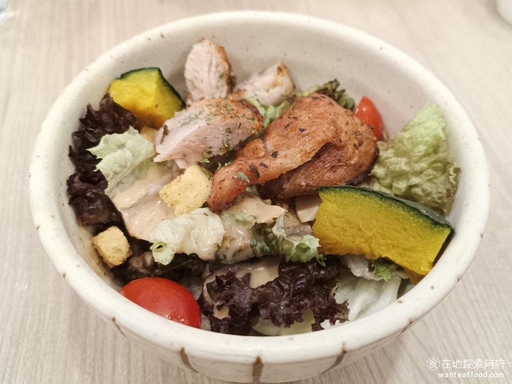 Woosa洋食パンケーキ 屋莎洋食鬆餅屋 台北松菸店 信義區美食 市政府美食 日式料理 雞肉胡麻沙拉 這一份餐點不太推薦無碼沙拉的部分沒話說吃起來沒問題但是他上面的雞肉超級硬根本咬不動 感覺像是炸過頭了外皮非常乾