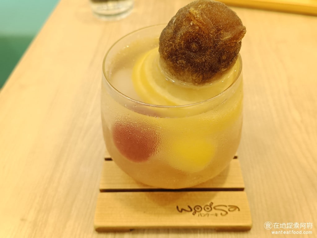 Woosa洋食パンケーキ 屋莎洋食鬆餅屋 台北松菸店 信義區美食 市政府美食 日式料理 蜂蜜檸檬雪球泡泡 上面那一個貓頭鷹圖案的東西一開始不知道是什麼以為是冰淇淋後來才發現原來是果凍 貓頭鷹果凍吃起來非常好吃是藍莓口味的