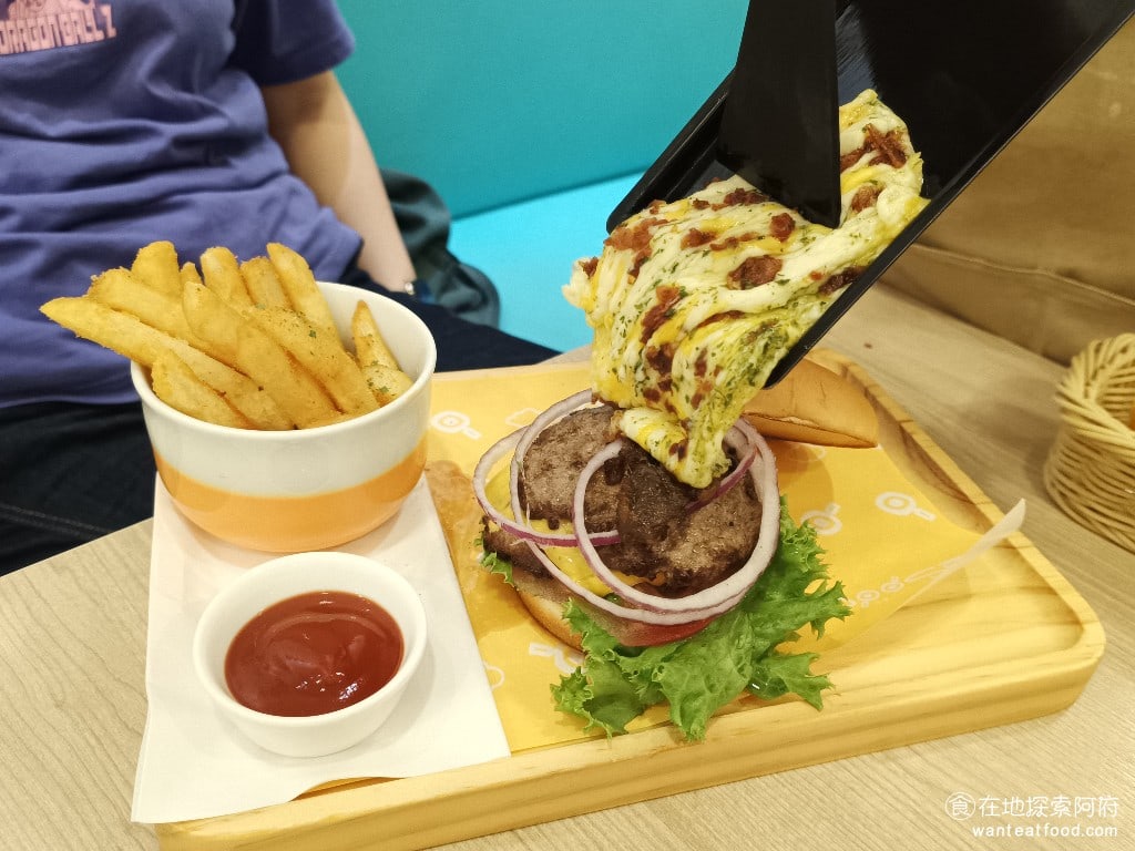 Woosa洋食パンケーキ 屋莎洋食鬆餅屋 台北松菸店 信義區美食 市政府美食 日式料理 剛加熱好的起司倒下去的瞬間起司的香味四散出來看了就讓人胃口大開不愧是網美店果然是色香味俱全電源還問我們要不要錄影