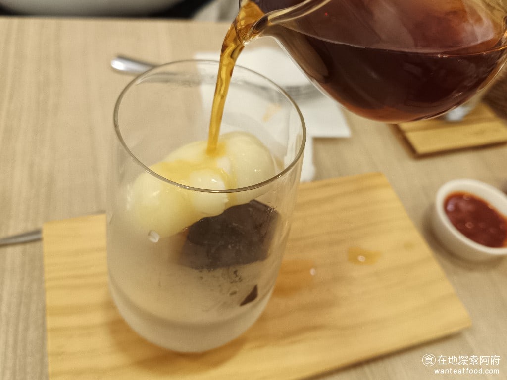 Woosa洋食パンケーキ 屋莎洋食鬆餅屋 台北松菸店 信義區美食 市政府美食 日式料理 江紅茶道入後就變成了奶茶了可以自己依照喜好調整倒入的比例我發現吳沙的餐點好像味道都不會特別重應該是主打吃的舒服為優先