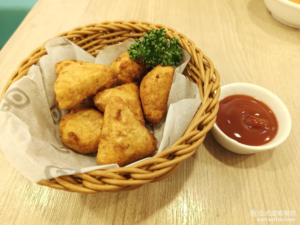 Woosa洋食パンケーキ 屋莎洋食鬆餅屋 台北松菸店 信義區美食 市政府美食 日式料理 日式炸豆腐雞塊 炸豆腐雞塊這個餐點非常特別吃了之後才知道原來是將肌肉泥和豆腐打在一起變成漿之後再丟下去油炸吃起來非常特別像是帶有豆香的雞塊很特別但個人覺得味道太淡了