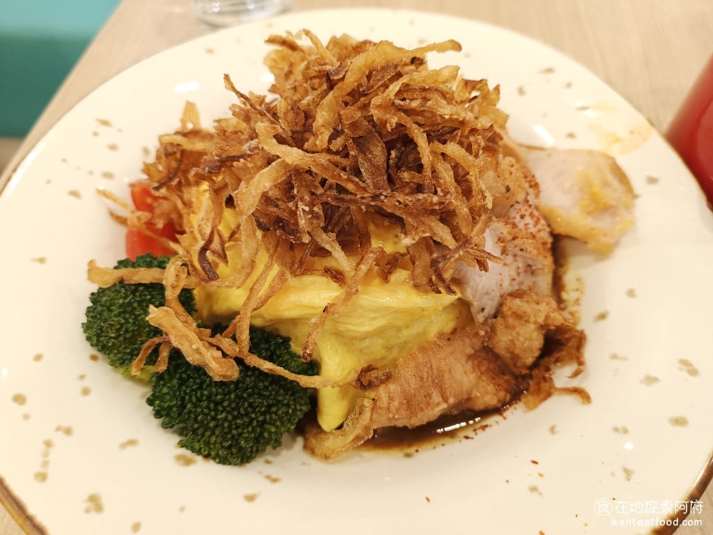 Woosa洋食パンケーキ 屋莎洋食鬆餅屋 台北松菸店 信義區美食 市政府美食 日式料理 他的咖哩飯和其他餐點一樣味道都不會太重口味很清淡咖哩比較偏甜算是小朋友愛吃的咖哩松阪豬有炸過吃起來非常香如果覺得味道不夠的話可以多吃一些炸洋蔥絲