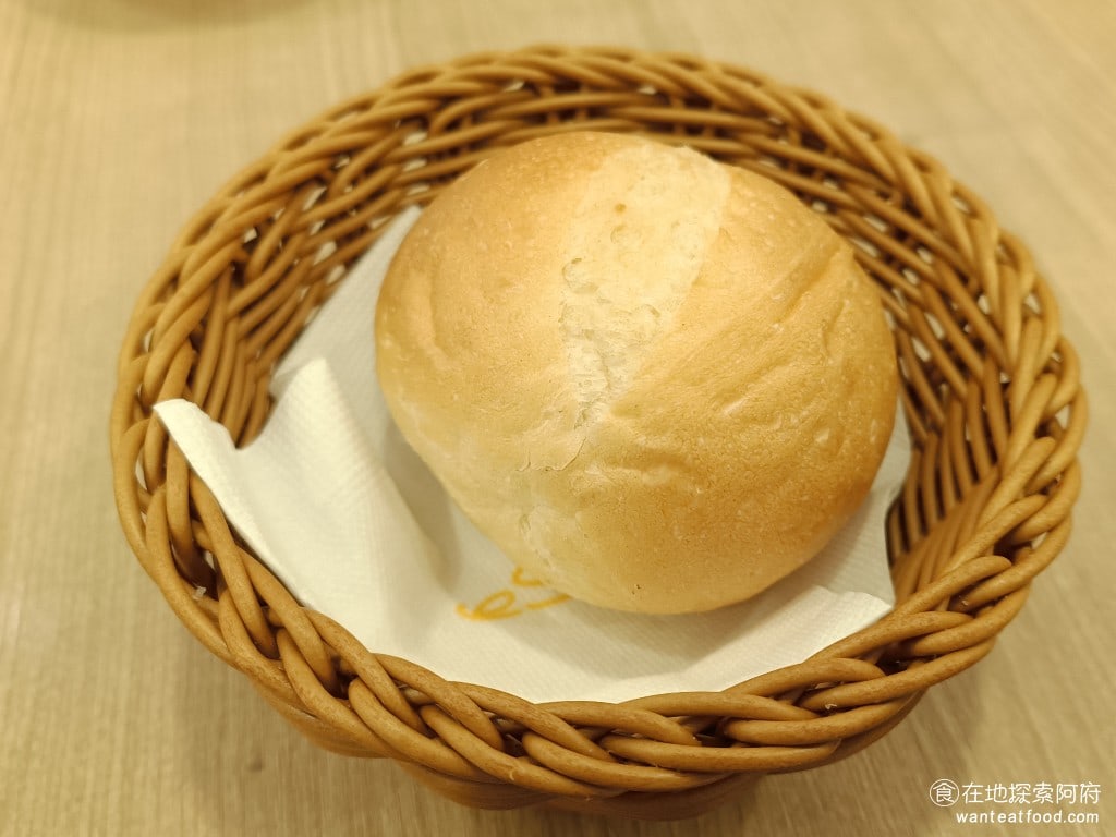 Woosa洋食パンケーキ 屋莎洋食鬆餅屋 台北松菸店 信義區美食 市政府美食 日式料理 B套餐附的麵包 麵包吃起來外皮非常酥脆裡面沒有特別厚實但我覺得這樣剛好因為我一直很擔心吃完麵包之後的餐點就吃不下了