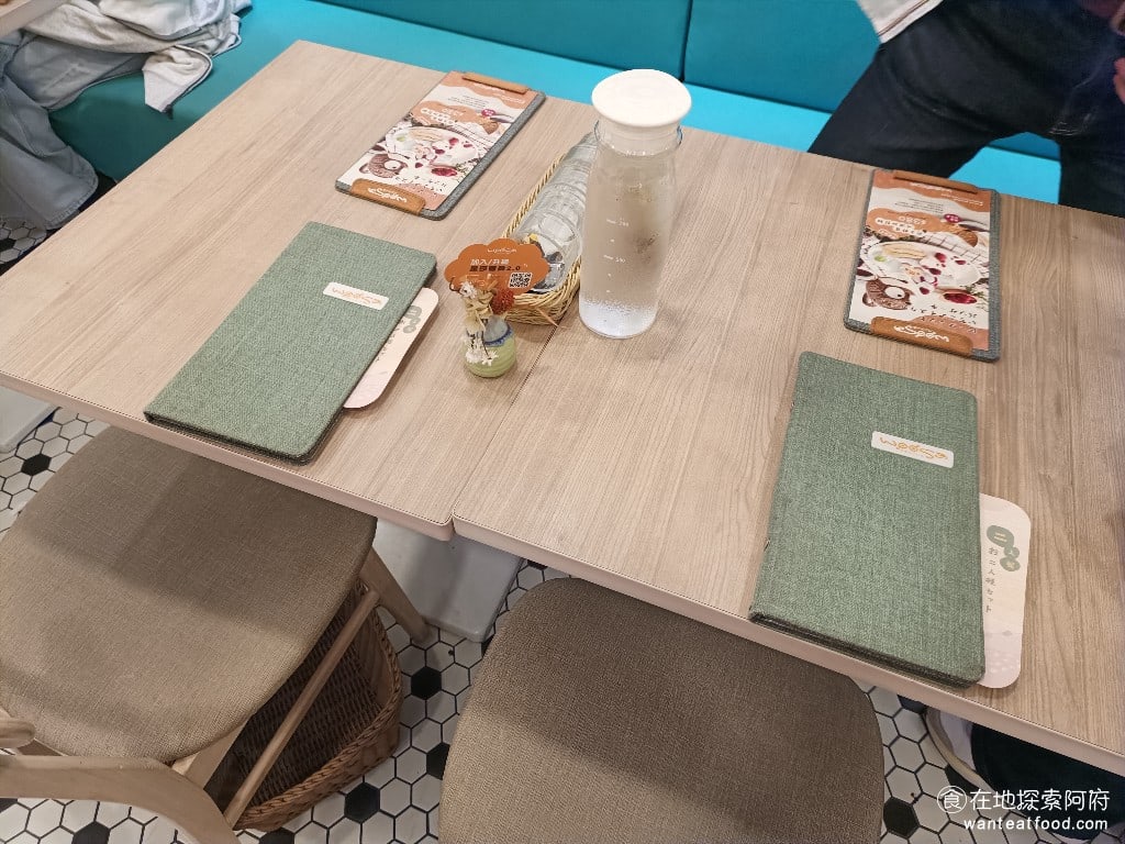 Woosa洋食パンケーキ 屋莎洋食鬆餅屋 台北松菸店 信義區美食 市政府美食 日式料理 因為我沒有提前訂位所以就直接入做了桌子和椅子都是木紋質感沙發是青色的搭配起來非常有網美店的風格