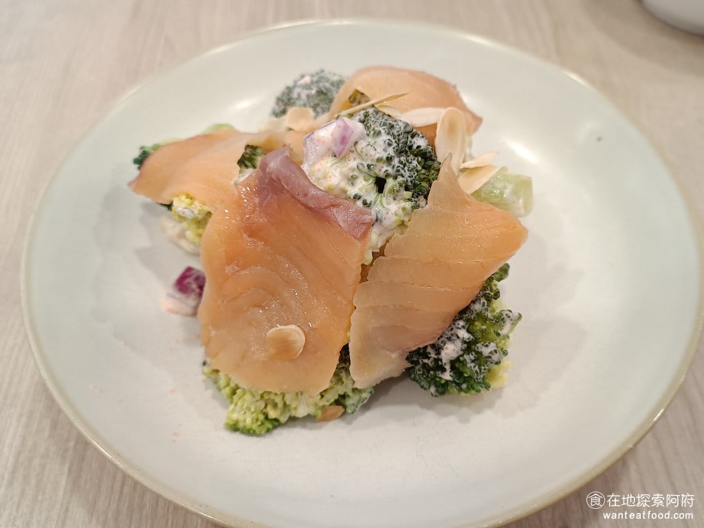 Woosa洋食パンケーキ 屋莎洋食鬆餅屋 台北松菸店 信義區美食 市政府美食 日式料理 明太子鮭魚西蘭花 這一盤花椰菜上面加了滿滿的明太子醬還有胡麻醬口味就比較重了 吃起來也是非常好吃