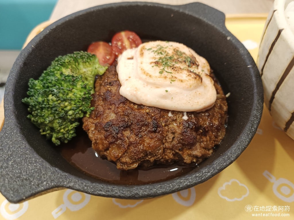 Woosa洋食パンケーキ 屋莎洋食鬆餅屋 台北松菸店 信義區美食 市政府美食 日式料理 漢堡排非常厚實只不過和剛剛和牛漢堡有一樣的感覺就是他的漢堡肉吃起來口感都偏硬而且也沒有煎的特別香畢竟他不是專門賣漢堡排的我覺得國父紀念館旁邊的三本漢堡排還比較好吃