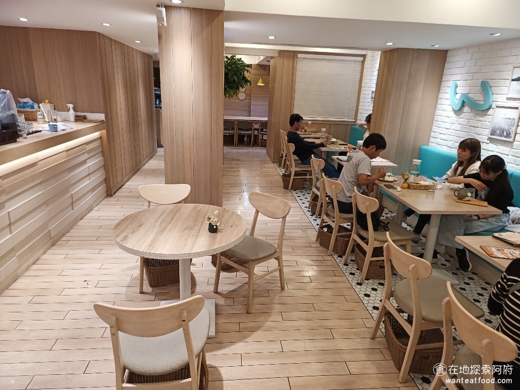 Woosa洋食パンケーキ 屋莎洋食鬆餅屋 台北松菸店 信義區美食 市政府美食 日式料理 由於這間店並不是位於百貨公司之內所以店內的調高都沒有百貨公司那麼高因此當人多的時候回音就會非常重我們剛入電的時候店內人是全滿的當時就覺得非常吵