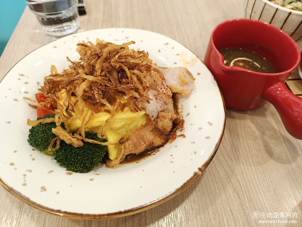 Woosa洋食パンケーキ 屋莎洋食鬆餅屋 台北松菸店 信義區美食 市政府美食 日式料理 日式松阪豬咖哩飯 這份餐點是我覺得全部的餐點中最好吃的因為這不單純的只是咖哩飯而已 有炸洋蔥絲還有蛋包還有松阪豬在配上咖哩醬 四重享受