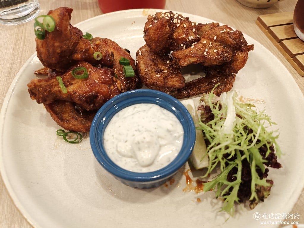 Woosa洋食パンケーキ 屋莎洋食鬆餅屋 台北松菸店 信義區美食 市政府美食 日式料理 名古屋醬燒+韓式蜂蜜辣雞翅 這一盤是兩種口味的雞翅名古屋醬燒和韓式辣雞翅味道都非常棒但個人覺得味道有一點像其實辣雞翅一點都不辣所以要區分的話非常難