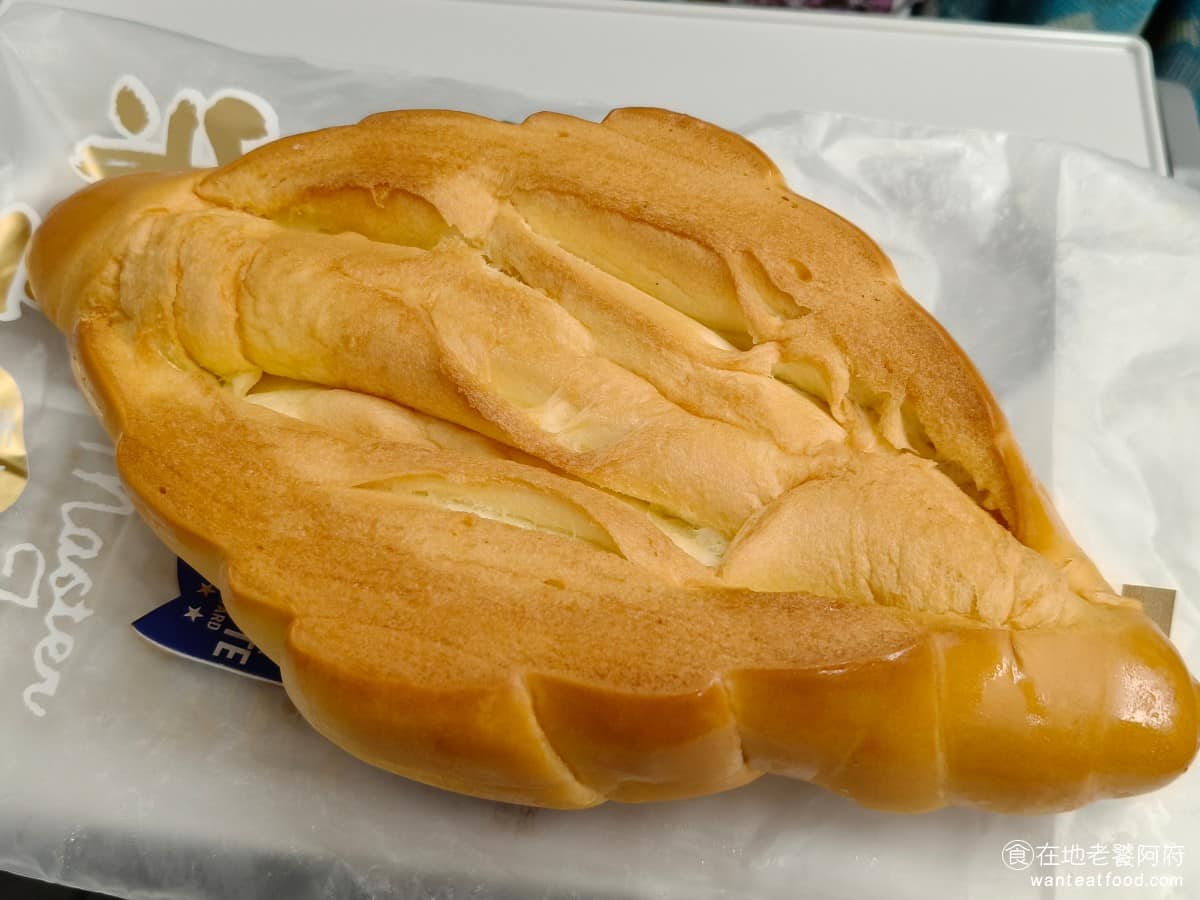 方師傅點心坊高雄五甲店 方師傅點心坊高雄五甲店菜單 方師傅點心坊高雄五甲店推薦 美食 甜點點心 招牌羅宋麵包 尺寸偏大差不多一個手掌長,外層微酥內部鬆軟帶點彈性,奶油香明顯,但不太油直接吃就可以,切片回烤後,表面更酥、香氣更濃,份量大。 @在地老饕阿府