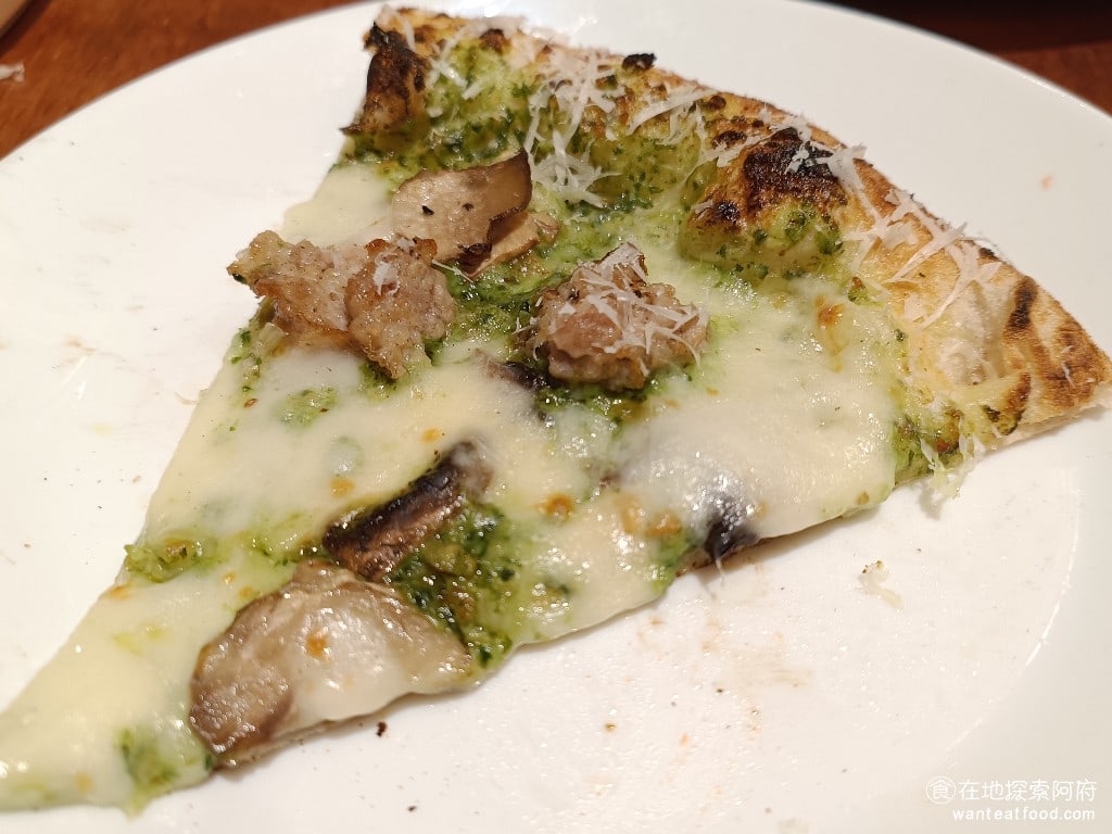 Gira,Pizza,旋轉披薩,Gira,Pizza,旋轉披薩菜單,Gira,Pizza,旋轉披薩價格,美食,美食,義式料理,披薩,松山區美食,小巨蛋美食 《Gira Pizza 旋轉披薩》的披薩確實不錯吃，只不過因為皮比較厚，不管是中心的餅皮，還是邊緣的餅皮，都蠻厚的，因此連續吃了幾片後，開始覺得牙齒咬得非常酸，個人更偏好再薄皮一點的披薩。 @在地探索的阿府美食世界