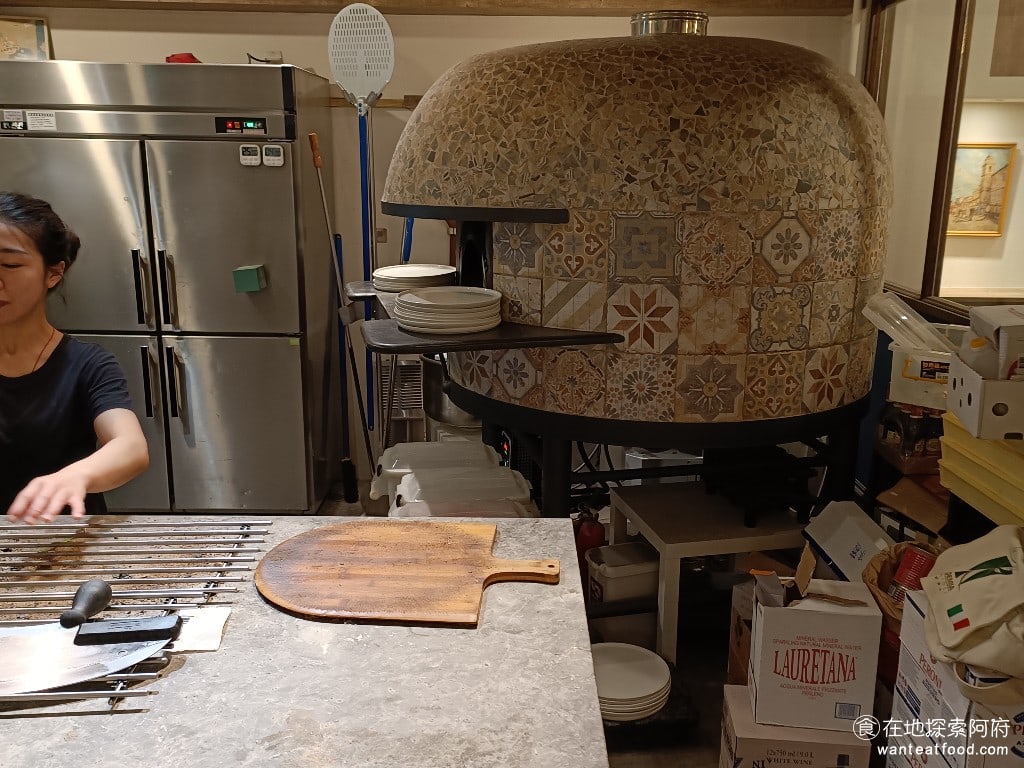 Gira,Pizza,旋轉披薩,Gira,Pizza,旋轉披薩菜單,Gira,Pizza,旋轉披薩價格,美食,美食,義式料理,披薩,松山區美食,小巨蛋美食 《Gira Pizza 旋轉披薩》對麵粉也很講究，因為好吃的義式披薩，麵團口感非常關鍵。老闆選用義大利進口知名品牌的 CAPUTO 麵粉，並經過兩天的低溫發酵，讓麵團呈現最佳的口感與香味。 @在地探索的阿府美食世界