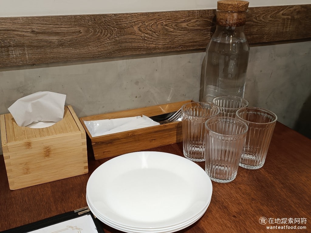 Gira,Pizza,旋轉披薩,Gira,Pizza,旋轉披薩菜單,Gira,Pizza,旋轉披薩價格,美食,美食,義式料理,披薩,松山區美食,小巨蛋美食 桌上有提供飲用的白開水。 @在地探索的阿府美食世界