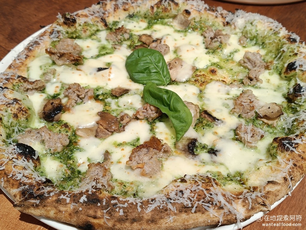 Gira,Pizza,旋轉披薩,Gira,Pizza,旋轉披薩菜單,Gira,Pizza,旋轉披薩價格,美食,美食,義式料理,披薩,松山區美食,小巨蛋美食 絲綢乳酪青醬肉腸 440 元 這塊披薩乳酪加得非常多，青醬的比例較少，青醬的味道比較淡。 @在地探索的阿府美食世界