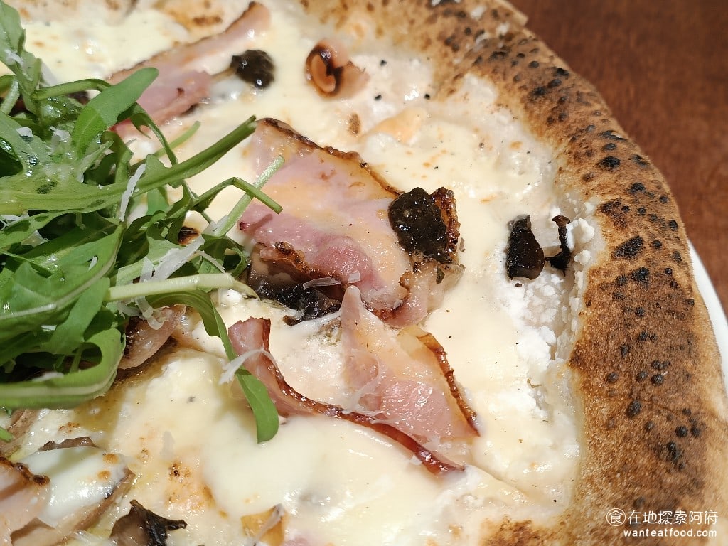 Gira,Pizza,旋轉披薩,Gira,Pizza,旋轉披薩菜單,Gira,Pizza,旋轉披薩價格,美食,美食,義式料理,披薩,松山區美食,小巨蛋美食 這裡的披薩做的是薄皮的，但我覺得《Gira Pizza 旋轉披薩》的薄皮，算是我吃過的各種薄皮披薩中，算比較厚的。 @在地探索的阿府美食世界