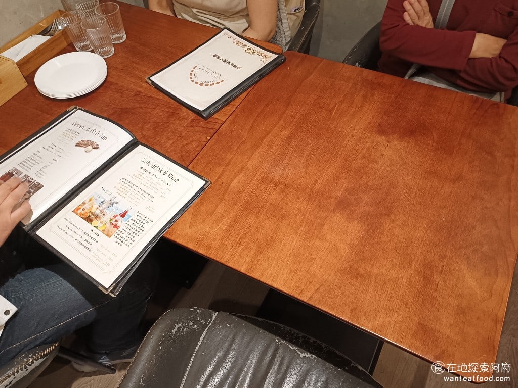 Gira,Pizza,旋轉披薩,Gira,Pizza,旋轉披薩菜單,Gira,Pizza,旋轉披薩價格,美食,美食,義式料理,披薩,松山區美食,小巨蛋美食 雖然店內空間比較小，但每張桌子的面積還蠻大的，所以坐起來不會覺得擁擠。 @在地探索的阿府美食世界