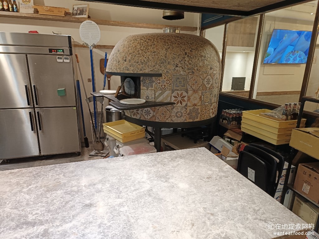 Gira,Pizza,旋轉披薩,Gira,Pizza,旋轉披薩菜單,Gira,Pizza,旋轉披薩價格,美食,美食,義式料理,披薩,松山區美食,小巨蛋美食 走進店裡就看到一個大大的烤爐，他們使用的烤爐是特地從義大利進口，並完全訂做的，老闆對披薩的製作非常講究。 @在地探索的阿府美食世界