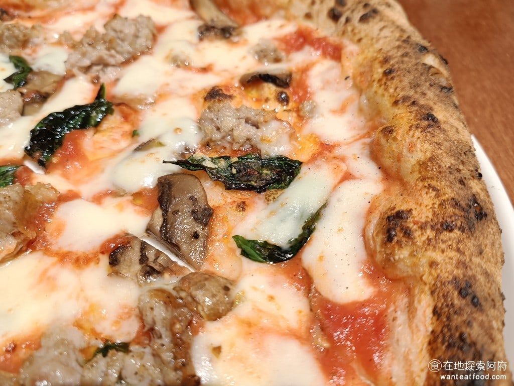 Gira,Pizza,旋轉披薩,Gira,Pizza,旋轉披薩菜單,Gira,Pizza,旋轉披薩價格,美食,美食,義式料理,披薩,松山區美食,小巨蛋美食 披薩的用料完全是真材實料，滿滿的番茄泥和起司，每一口都非常香，最特別的是《Gira Pizza 旋轉披薩》的披薩使用了義大利的麵粉品牌 CAPUTO ，每一口都能吃得到麵團的香味。 @在地探索的阿府美食世界