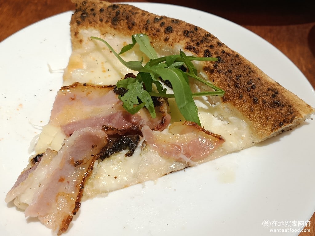 Gira,Pizza,旋轉披薩,Gira,Pizza,旋轉披薩菜單,Gira,Pizza,旋轉披薩價格,美食,美食,義式料理,披薩,松山區美食,小巨蛋美食 因為披薩的餅皮有厚度，所以每一口都能吃得到麵團的香味，然而吃了很多片披薩之後，就會覺得比較膩，如果再把披薩周圍的餅皮吃完，就會覺得麵皮比例太高了。 @在地探索的阿府美食世界