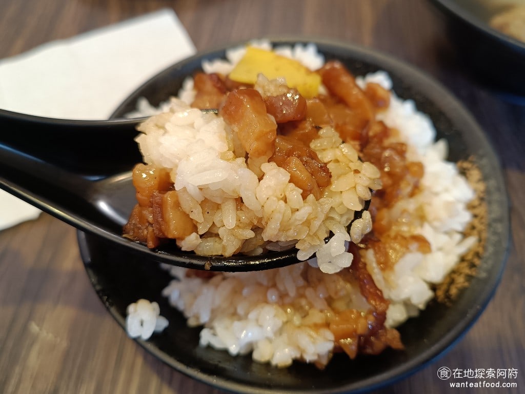 金湘台灣小吃,金湘台灣小吃菜單,金湘台灣小吃價格,中正區美食,中正美食,忠孝新生美食,台灣小吃,滷肉飯,雞肉飯 整體吃起來還可以，但完全不覺得是很好吃的滷肉飯，地圖上能擁有這麼多評論，或許是因為《金湘台灣小吃》的流量比較大。 @在地探索的阿府台北美食