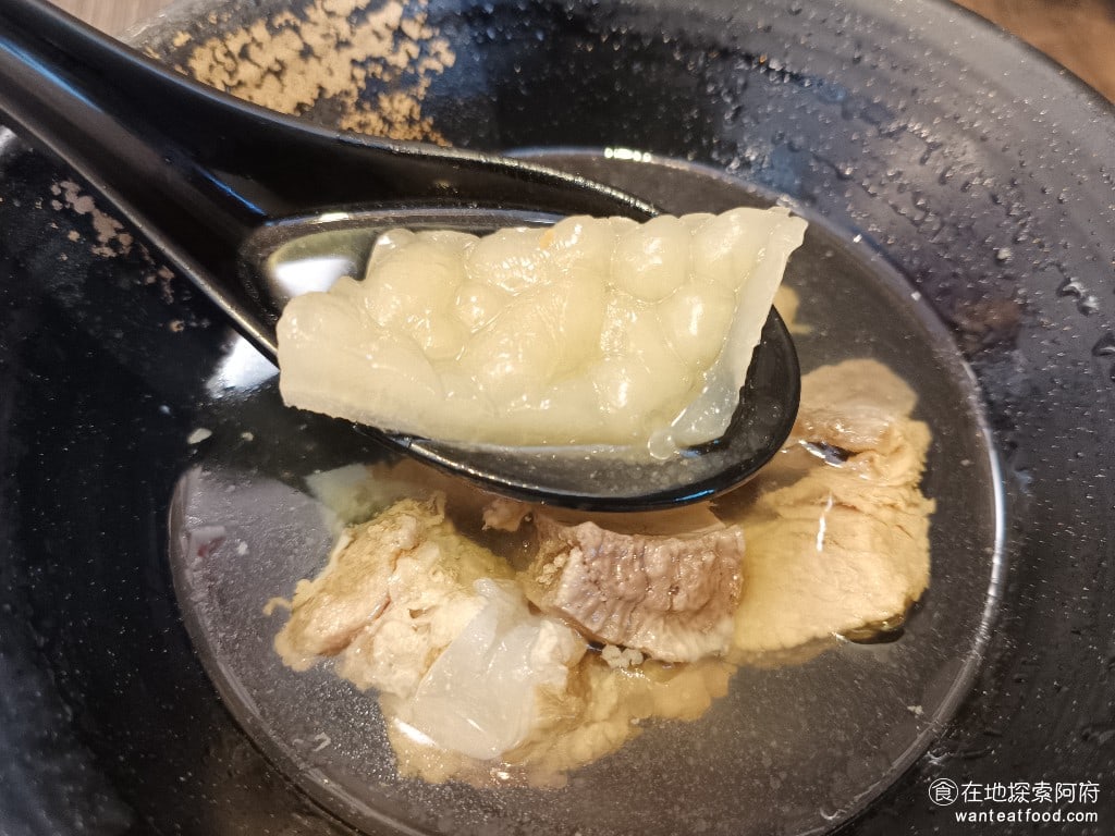 金湘台灣小吃,金湘台灣小吃菜單,金湘台灣小吃價格,中正區美食,中正美食,忠孝新生美食,台灣小吃,滷肉飯,雞肉飯 苦瓜煮了很久，所以本身也沒什麼苦味，而且吃起來非常軟爛，我反而是希望吃到苦一點的味道。 @在地探索的阿府台北美食
