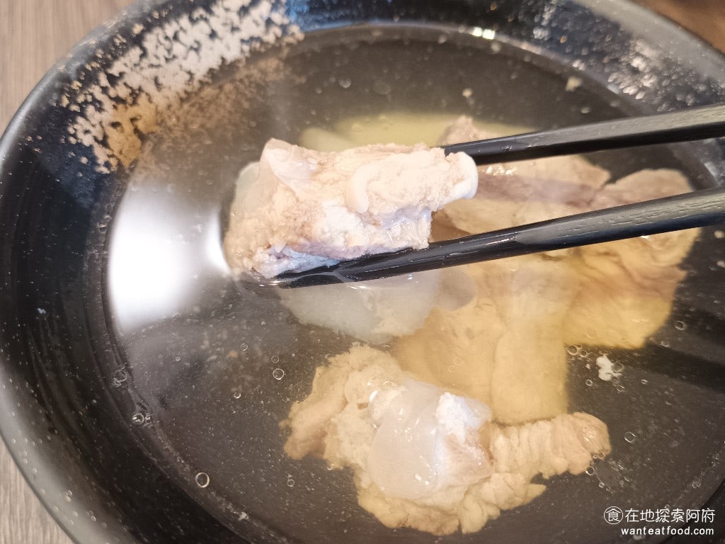 金湘台灣小吃,金湘台灣小吃菜單,金湘台灣小吃價格,中正區美食,中正美食,忠孝新生美食,台灣小吃,滷肉飯,雞肉飯 排骨有帶筋的部分非常軟，輕輕一咬，排骨肉入口即化，吃起來非常的舒服。 @在地探索的阿府台北美食