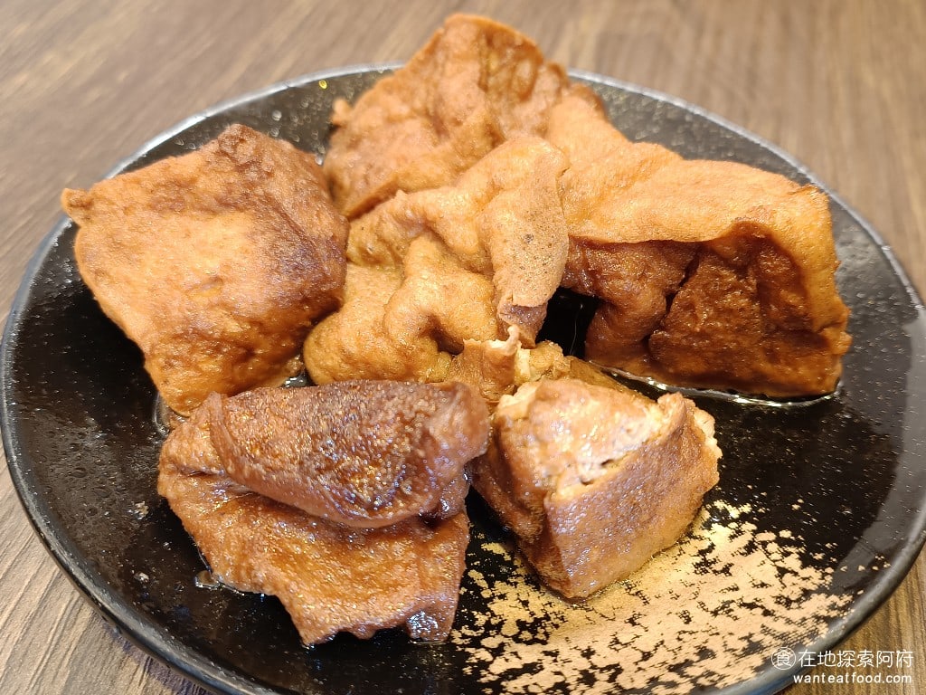 金湘台灣小吃,金湘台灣小吃菜單,金湘台灣小吃價格,中正區美食,中正美食,忠孝新生美食,台灣小吃,滷肉飯,雞肉飯 油豆腐 45 元 原本想說，油豆腐 45 元有一點貴，但後來發現他給的份量還蠻多的。 @在地探索的阿府台北美食