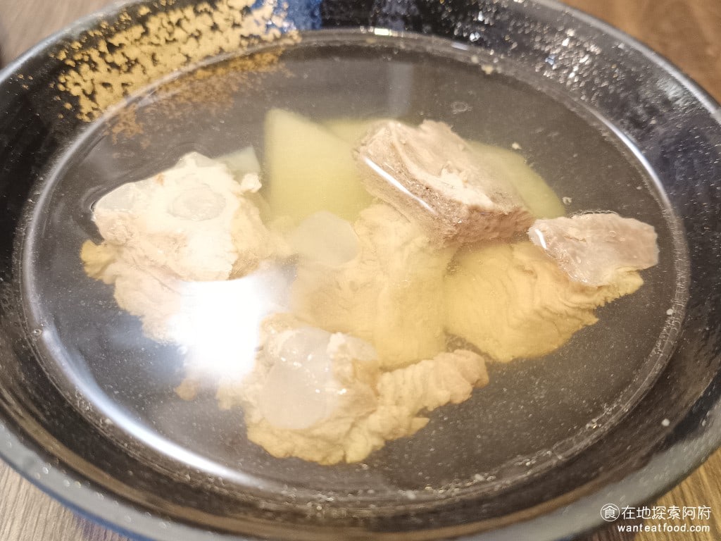 金湘台灣小吃,金湘台灣小吃菜單,金湘台灣小吃價格,中正區美食,中正美食,忠孝新生美食,台灣小吃,滷肉飯,雞肉飯 苦瓜排骨湯 70 元 這碗苦瓜排骨湯喝起來非常的清爽，一點也不會覺得油膩，湯裡也沒有什麼苦味，湯頭的排骨味也比較淡。 @在地探索的阿府台北美食
