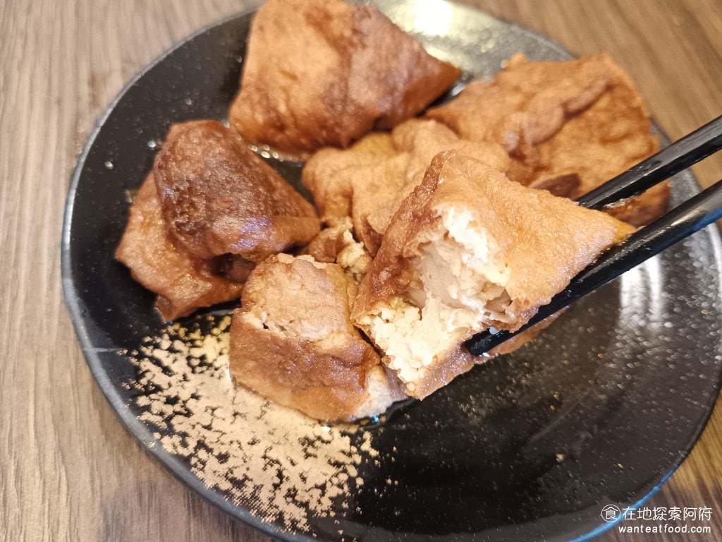 金湘台灣小吃,金湘台灣小吃菜單,金湘台灣小吃價格,中正區美食,中正美食,忠孝新生美食,台灣小吃,滷肉飯,雞肉飯 油豆腐吸了非常多的滷汁，所以一口咬下後是會爆汁的，它的滷汁味道也夠鹹，有一點中藥的味道，剛好很適合用來搭配沒什麼味道的滷肉飯。 @在地探索的阿府台北美食