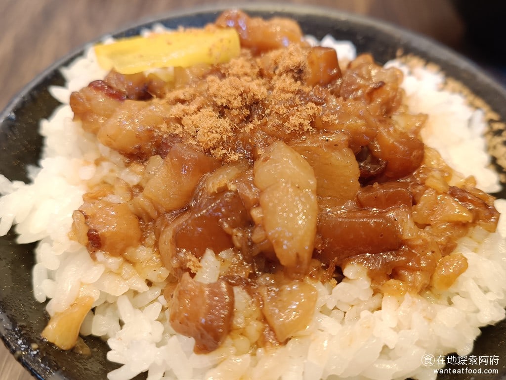 金湘台灣小吃,金湘台灣小吃菜單,金湘台灣小吃價格,中正區美食,中正美食,忠孝新生美食,台灣小吃,滷肉飯,雞肉飯 滷肉飯上面有魚鬆，旁邊還有醬瓜，吃起來的感覺非常像松山車站旁邊的夯滷肉飯。 @在地探索的阿府台北美食