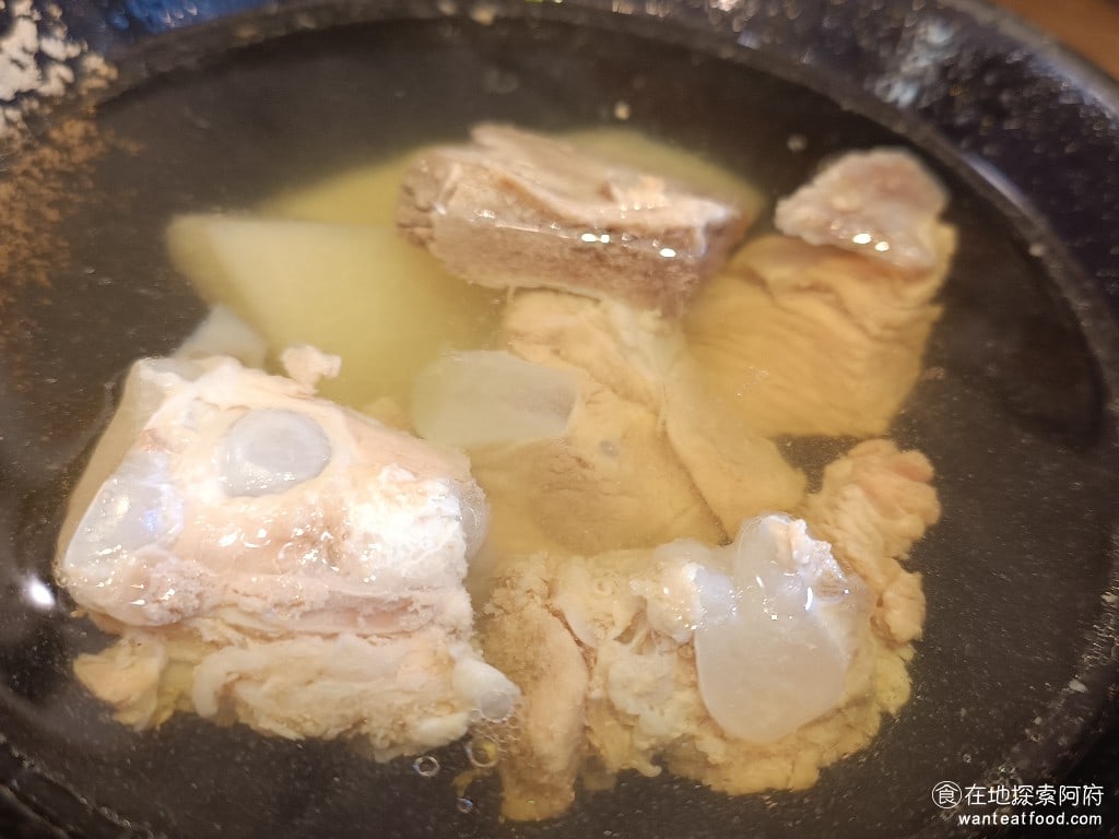 金湘台灣小吃,金湘台灣小吃菜單,金湘台灣小吃價格,中正區美食,中正美食,忠孝新生美食,台灣小吃,滷肉飯,雞肉飯 他的排骨有幾塊帶筋的，吃起來口感非常好非常軟，但有幾塊只有瘦肉的就非常硬咬不太動。湯喝起來中規中矩，但也不算我心中非常好喝的苦瓜排骨湯。 @在地探索的阿府台北美食
