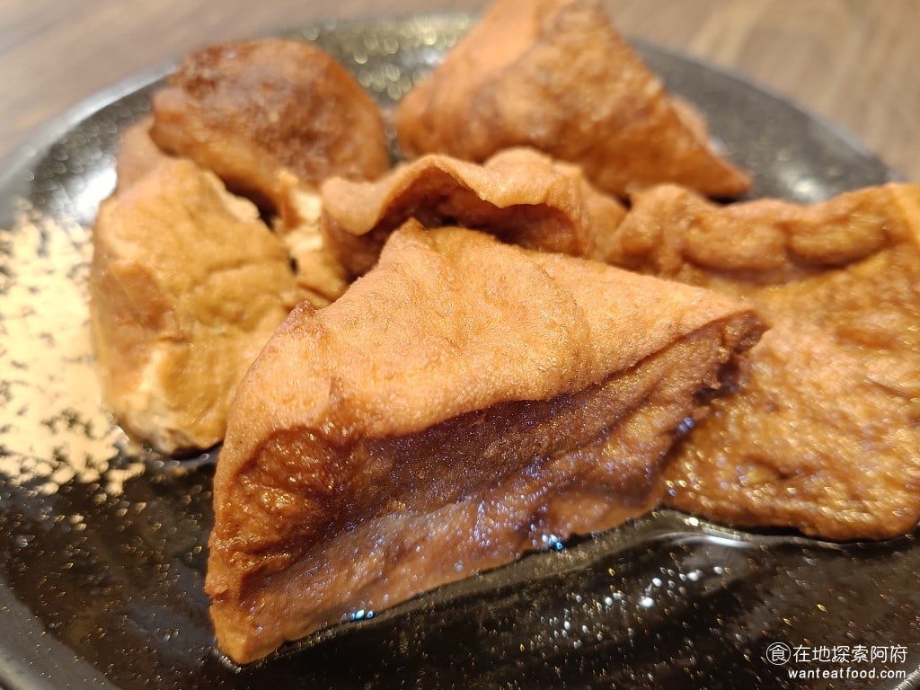 金湘台灣小吃,金湘台灣小吃菜單,金湘台灣小吃價格,中正區美食,中正美食,忠孝新生美食,台灣小吃,滷肉飯,雞肉飯 他的油豆腐是所有餐點中我覺得最好吃的，外皮滷得非常香，吃起來完全不油膩。 @在地探索的阿府台北美食