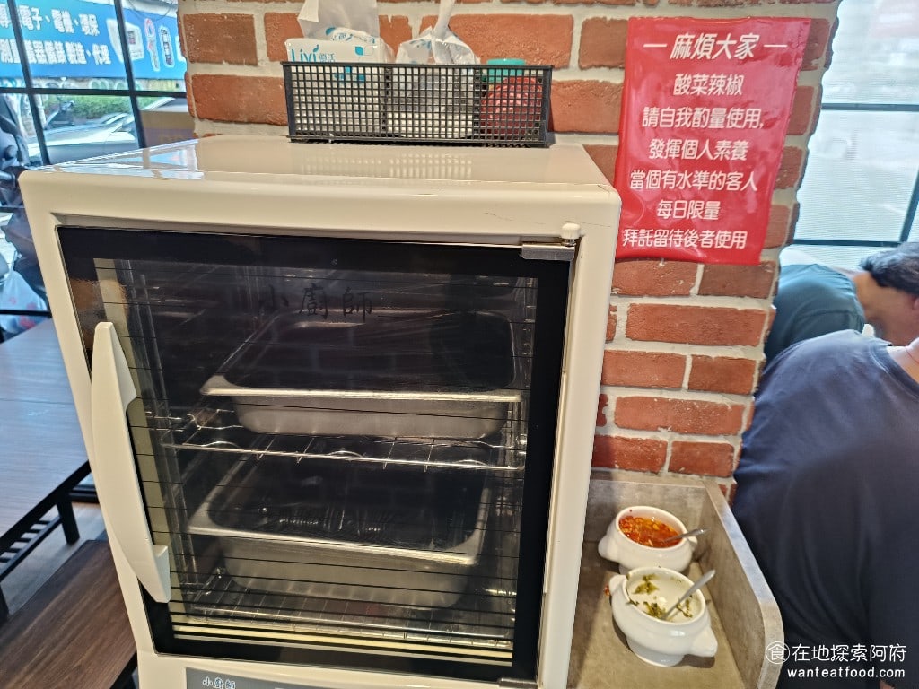 金湘台灣小吃,金湘台灣小吃菜單,金湘台灣小吃價格,中正區美食,中正美食,忠孝新生美食,台灣小吃,滷肉飯,雞肉飯 餐具自取，店家還有提供自製的辣椒和酸菜，可以做搭配。可以把酸菜加到滷肉飯上著吃。 @在地探索的阿府台北美食