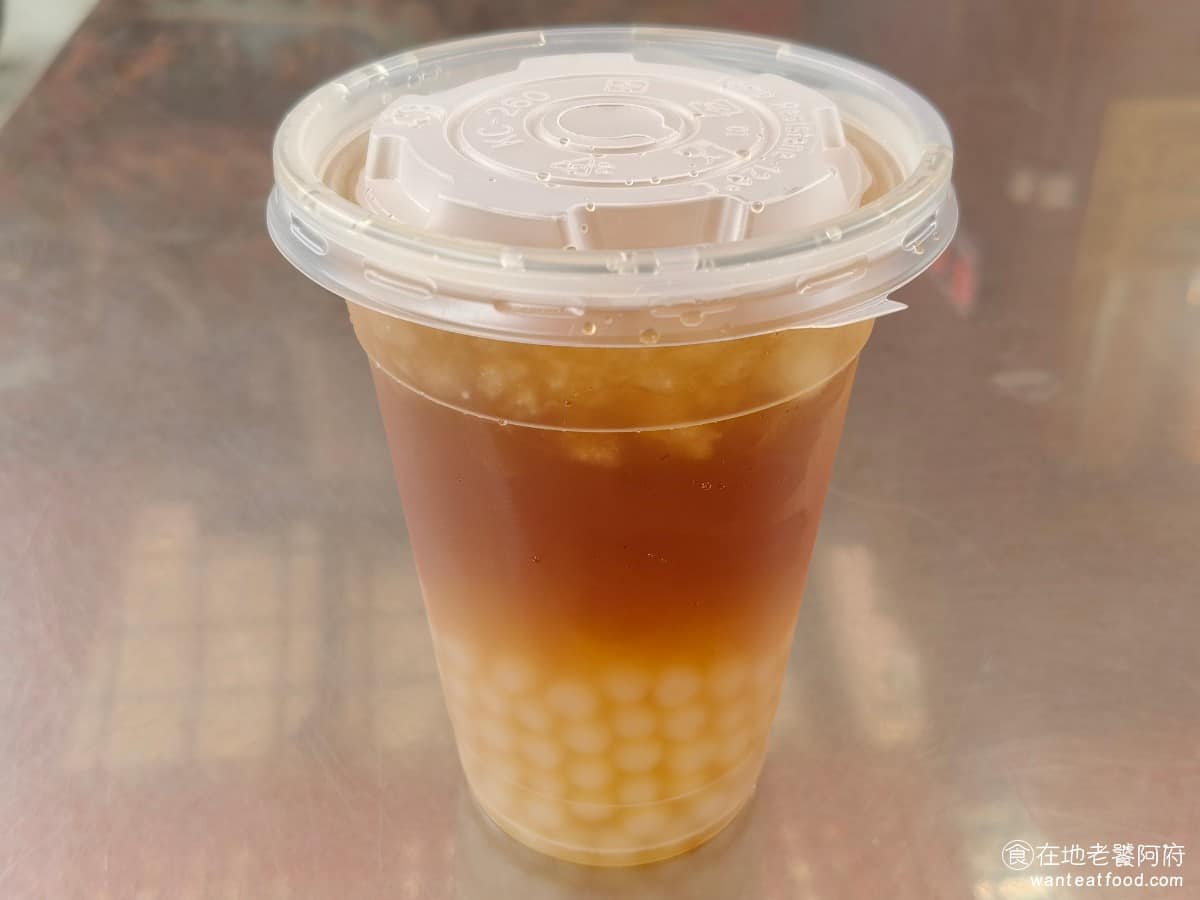 七堵粉圓冰 七堵粉圓冰菜單 七堵粉圓冰推薦 基隆市美食 甜點點心 粉圓冰 飲品飲料 古早味粉圓 白粉圓加上店家自己熬的糖水,滴入幾滴香蕉油,喝起來不甜膩,帶著一股略帶化學感,卻很懷舊的香氣,是這攤最具代表性的口味,喜歡復古味的人會一喝就上癮。 @在地老饕阿府