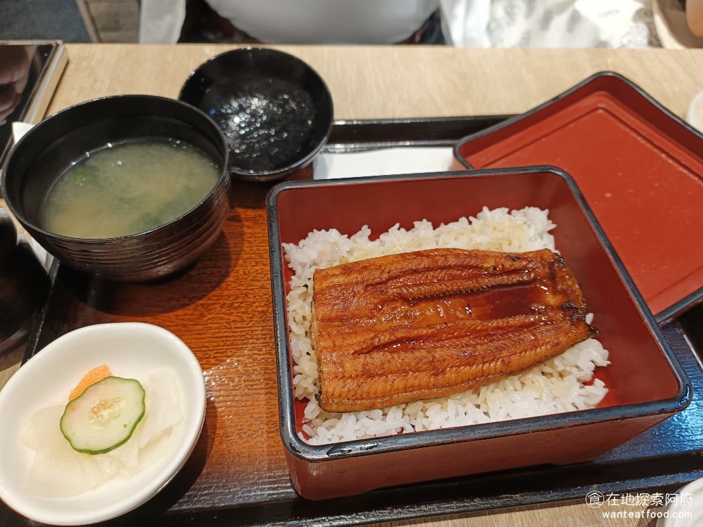 大戶屋美麗華店 中山區美食 劍南路站美食 美麗華美食街 日式料理 碳烤鰻魚飯小份 480 元 大戶屋的鰻魚飯，雖然不是超級好吃，但也在水準之上，鰻魚烤得非常香，搭配白飯吃非常順口。 @在地探索的阿府台北美食