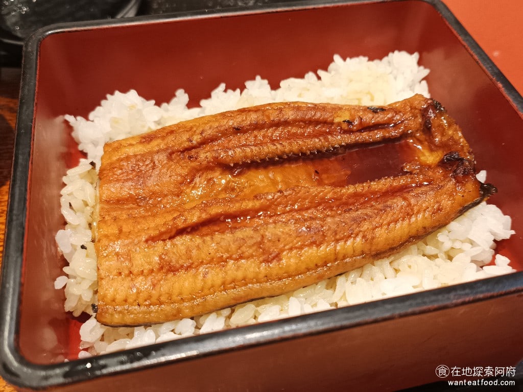 大戶屋美麗華店 中山區美食 劍南路站美食 美麗華美食街 日式料理 他的鰻魚吃起來肉質非常軟嫩，也非常新鮮，鰻魚醬汁略帶一點甜味，魚刺也非常少，連小朋友都可以吃。 @在地探索的阿府台北美食