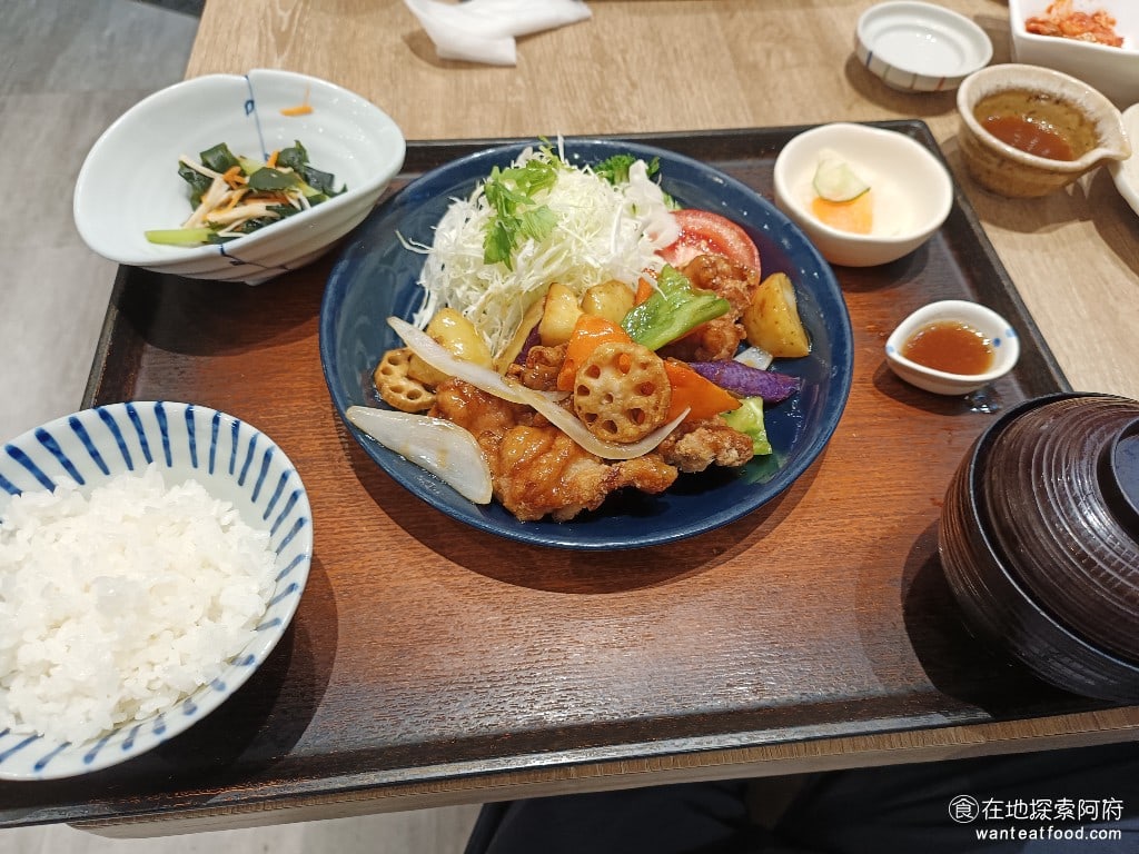 大戶屋美麗華店 中山區美食 劍南路站美食 美麗華美食街 日式料理 雞肉蔬菜燴黑醋醬 來到大戶屋我最常吃的餐點，就是這一道雞肉黑醋，因為不只可以吃到雞肉，還可以吃到很豐盛的蔬菜。 @在地探索的阿府台北美食