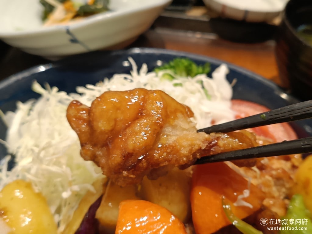 大戶屋美麗華店 中山區美食 劍南路站美食 美麗華美食街 日式料理 黑醋雞肉是加黑醋醬淋在炸過的唐揚雞上，外皮非常酥脆，裡面的雞腿肉也非常軟嫩，搭配著白飯吃，我直接就吃了兩碗飯。 @在地探索的阿府台北美食