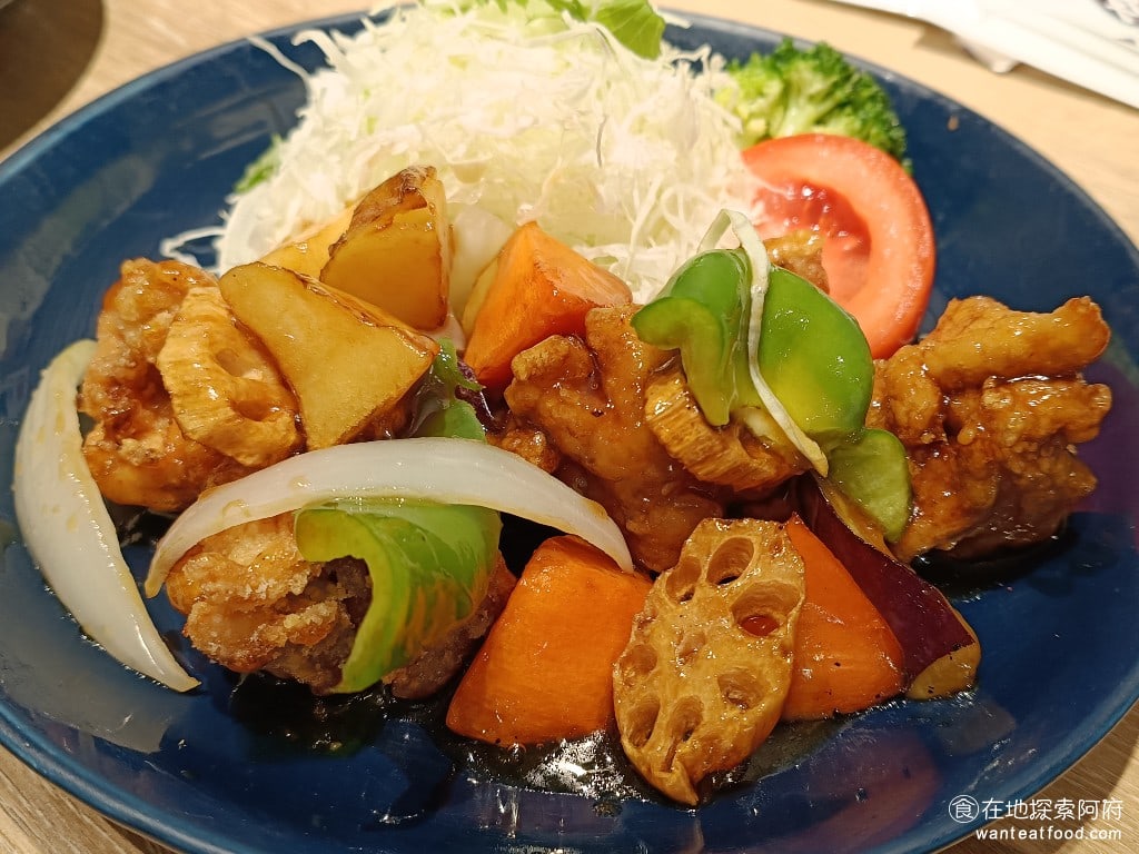 大戶屋美麗華店 中山區美食 劍南路站美食 美麗華美食街 日式料理 大戶屋的糖醋雞肉是我認為最好吃的餐點，它的糖醋醬酸酸甜甜，吸附在肉上，和白飯非常搭，所以我們就直接又單點了一份。 @在地探索的阿府台北美食