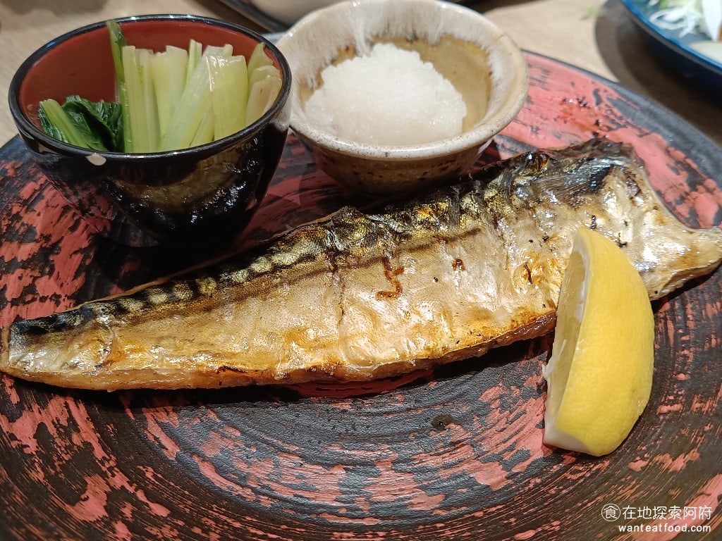 大戶屋美麗華店 中山區美食 劍南路站美食 美麗華美食街 日式料理 碳烤鯖魚 這條鯖魚吃起來味道超級棒，外皮烤得非常香，鯖魚完全沒有魚腥味，吃起來非常多汁，搭配檸檬汁吃，更是開胃。 @在地探索的阿府台北美食