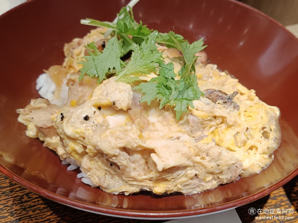大戶屋美麗華店 中山區美食 劍南路站美食 美麗華美食街 日式料理 無論是雞肉，還是雞蛋，份量都非常多，搭配洋蔥和甜甜的醬油，吃起來非常舒服。 @在地探索的阿府台北美食