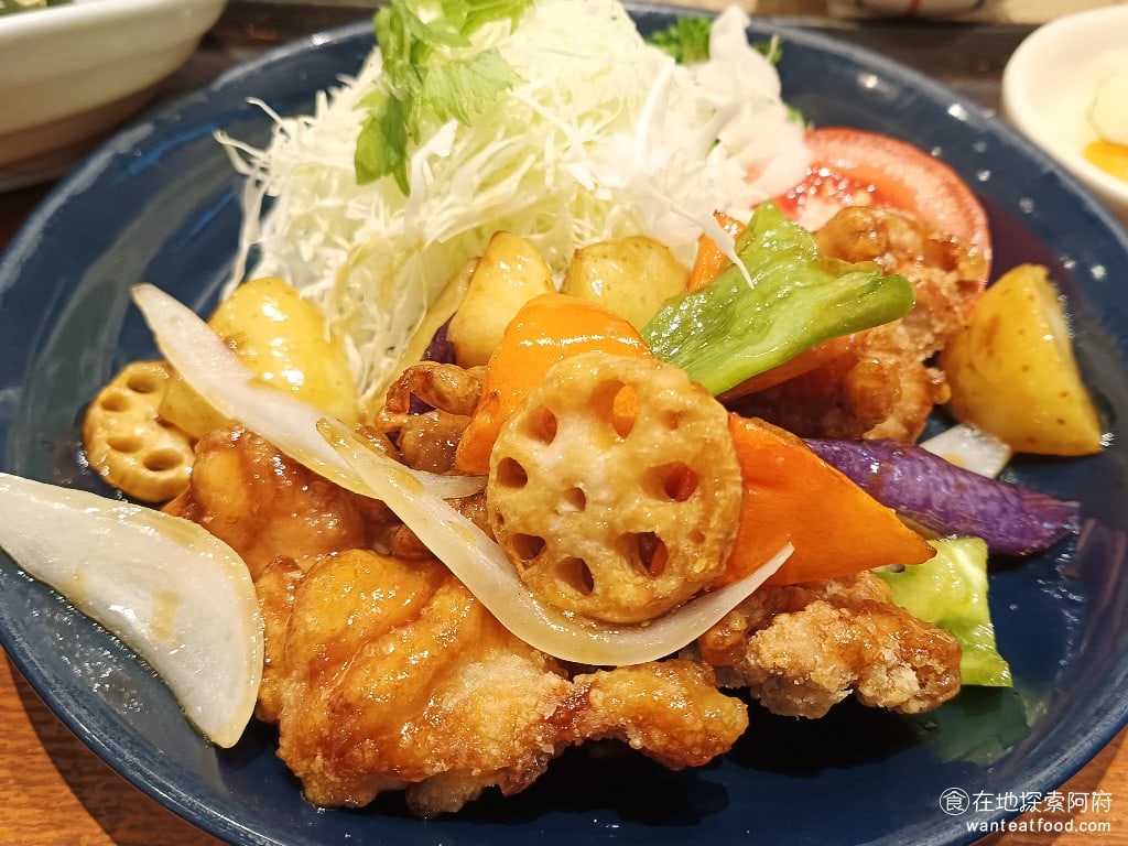 大戶屋美麗華店 中山區美食 劍南路站美食 美麗華美食街 日式料理 裡面的蔬菜有蓮藕、茄子、紅蘿蔔、青椒，還有高麗菜絲。 @在地探索的阿府台北美食