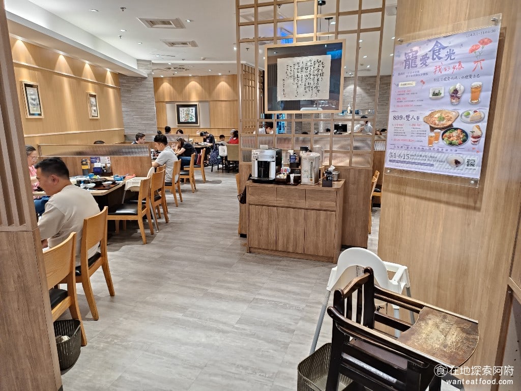大戶屋美麗華店 中山區美食 劍南路站美食 美麗華美食街 日式料理 《大戶屋美麗華店》在 B1 的美食街中，生意一直都很好，因為美食街隨便一個餐點的價格也都在 200 到 300 元左右，所以很多人願意多花個 100 元來吃大戶屋。不僅用餐環境舒適，白飯和味噌湯還能喝到飽。 @在地探索的阿府台北美食